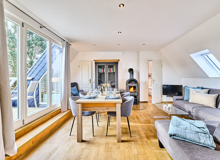 Wohn-/Esszimmer mit Kamin