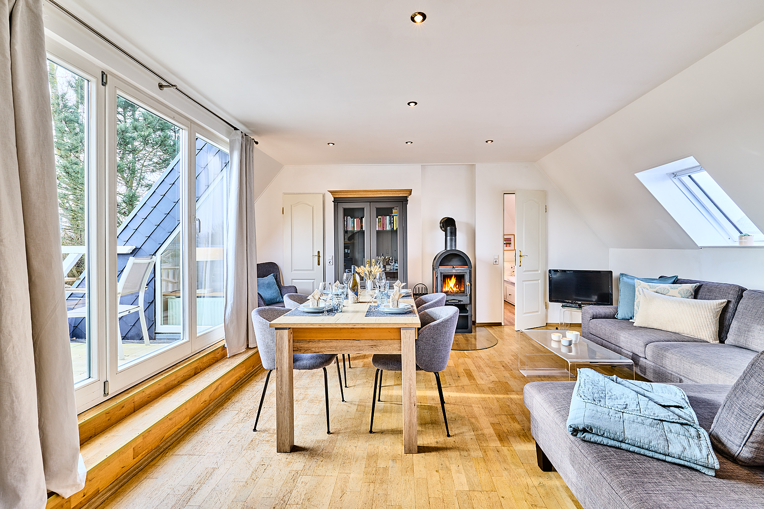 Wohn-/Esszimmer mit Kamin