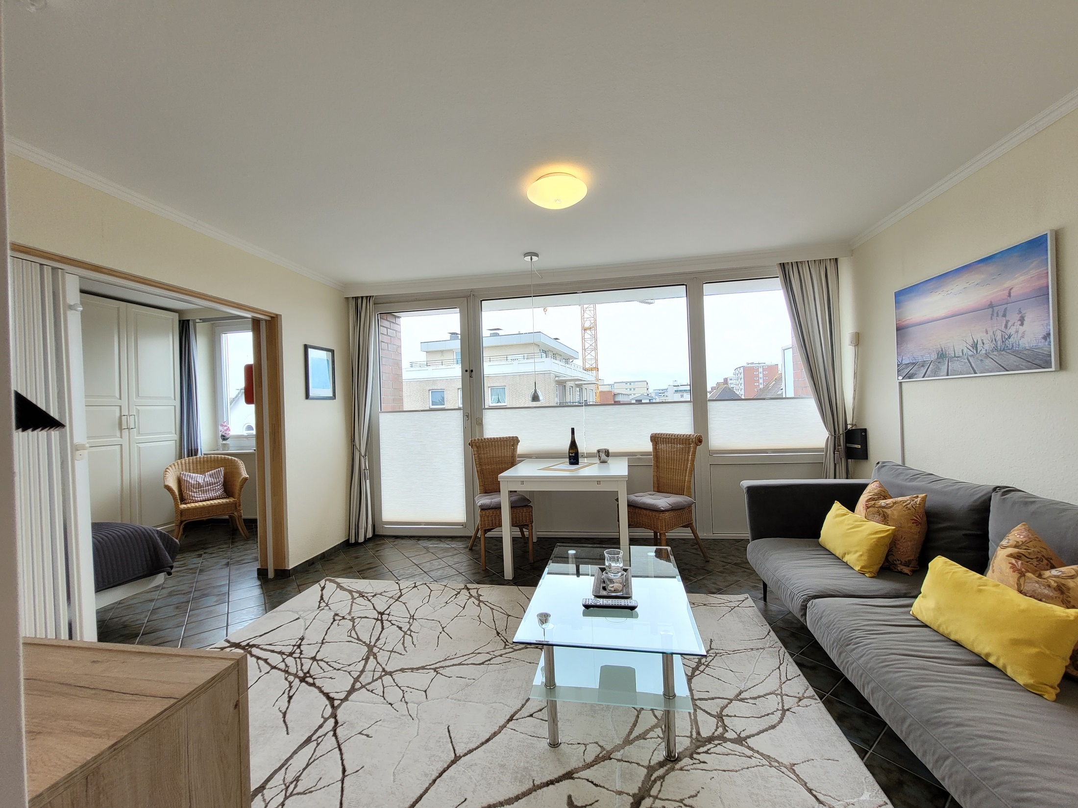 Wohnzimmer mit Balkon